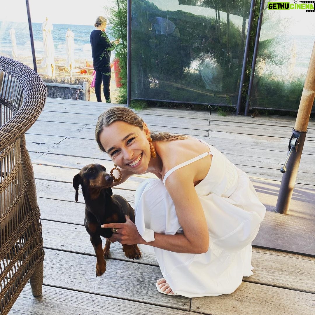 Emilia Clarke Instagram - Please. I beg of you. Take me back.…. 💃😎🌊☀️ #memoriesthatlastlongerthanthetan #vivaitalia #footballasideofcourse #🥺