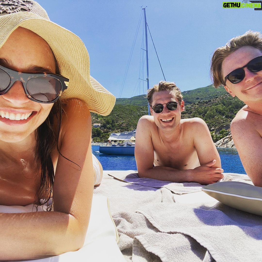 Emilia Clarke Instagram - Please. I beg of you. Take me back.…. 💃😎🌊☀️ #memoriesthatlastlongerthanthetan #vivaitalia #footballasideofcourse #🥺