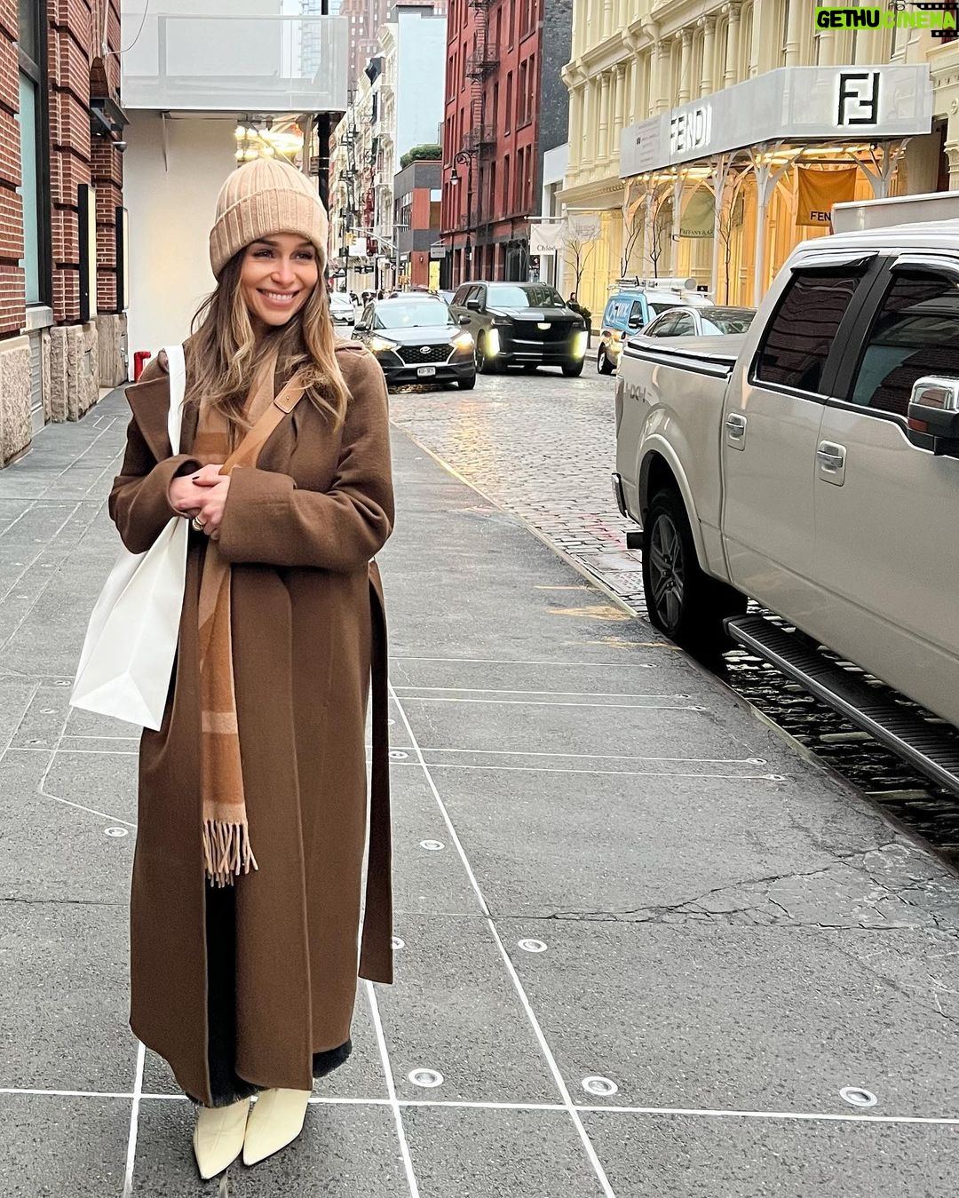 Emilia Clarke - 2.6 Million Likes - The look of a hungry shopper eyeing up her next line of attack.
Oh New York, I love you 😘
#imactuallyflirtingwithastorefront
#timetofindanewhobby
#🫣