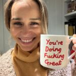 Emilia Clarke Instagram - Mum got me a mug. I felt it was important to share this new found wisdom. Use it and reap the rewards 🤌💪🏻🥳❤️ #itstimetostartbackingyoselfpeople #mumsreallydoknowbest #mycoldjustgotitsmedicine
