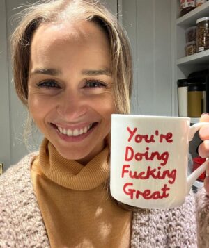 Emilia Clarke Instagram - Mum got me a mug. I felt it was important to share this new found wisdom. Use it and reap the rewards 🤌💪🏻🥳❤️ 

#itstimetostartbackingyoselfpeople 
#mumsreallydoknowbest
#mycoldjustgotitsmedicine