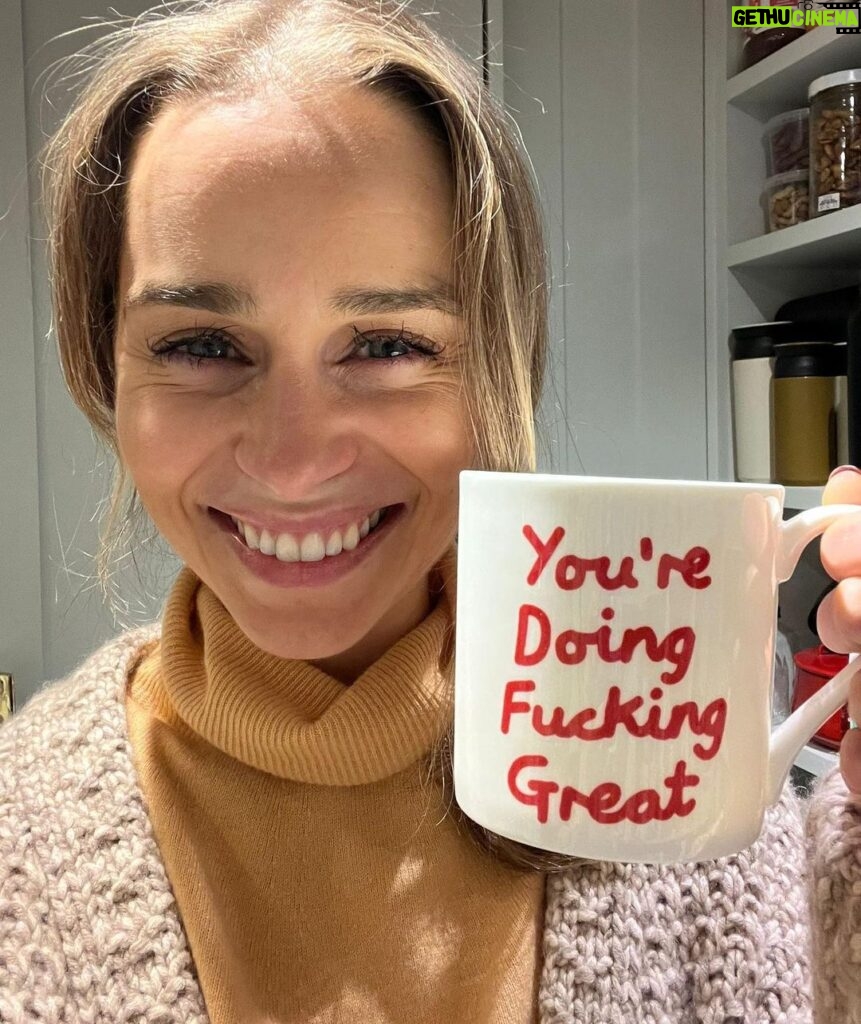 Emilia Clarke Instagram - Mum got me a mug. I felt it was important to share this new found wisdom. Use it and reap the rewards 🤌💪🏻🥳❤ #itstimetostartbackingyoselfpeople #mumsreallydoknowbest #mycoldjustgotitsmedicine