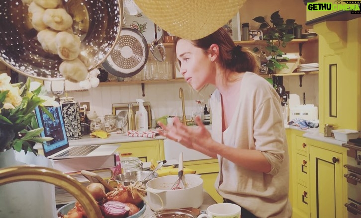Emilia Clarke Instagram - Mid-“my batter looks like its thrown up on itself, how about yours?!” Chat... THIS is how I throw a cook-along party, (in Covid time that IS a thing I swear) full of mess and big arm gestures in lieu of actual cooking knowledge. Ted @gommie_poem and I were joined in my messy kitchen by 12 beautiful souls as we all made and ate...pancakes! 🥳 (a soufflé seemed a bridge too far) Quote of the meal “mine look like chicken fillets” (to be fair I found a recipe that didn’t need flour so things got a little... DENSE. 😋) This roaring good time we all had was a thank you for the incredible donations these wonders made towards @sameyouorg Covid Relief fund. We have created an online clinic for brain injury recovery which is growing into something truly magic. LIKE OUR PANCAKES! #newcookingshowanyone? #illbrushuponmywhiskingskills #👩‍🍳 #❤️ #👌