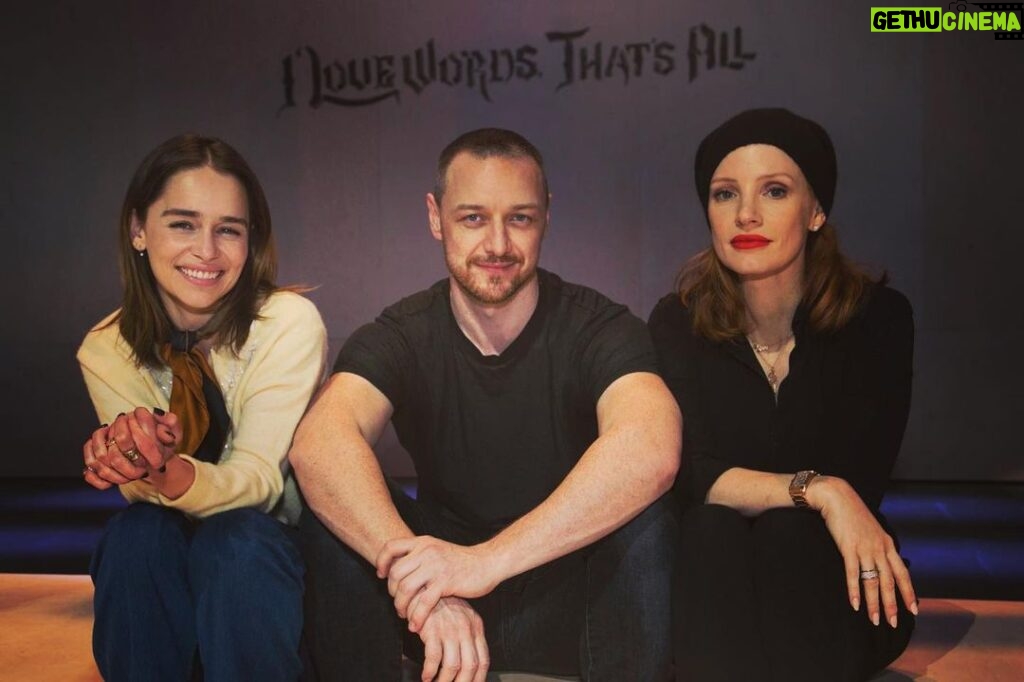 Emilia Clarke Instagram - So these two talented legends allowed this token fan girl to photo bomb their beautiful portrait... @jamielloydco my GOD you have excellent taste in actors. #cyranowestend #seagullwestend #adollshousewestend @jessicachastain All tickets on sale for us all now! I mean I’ve already see. @jamesmcavoyrealdeal twice but hey, like I said, FAN GIRL. #🥰 #ireallyshouldlearnhowtosmoulder #playstomakeyourheartsing #🏆 @playhousetheatrelondon