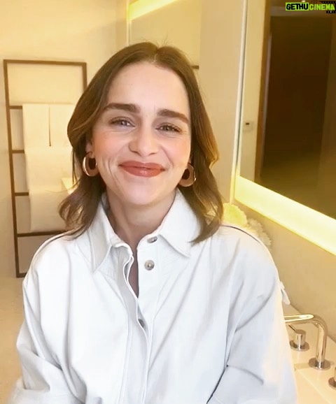 Emilia Clarke Instagram - 🥳🤩🙌I AM SO OVER THE RUDDY MOON TO ANNOUNCE THAT I AM THE GLOBAL AMBASSADOR FOR @clinique ! 💃🔥🥳🤩😍 hello 2020 you magical beauty you..... Here’s a little insight into how my skin is feeling today and how I give it some love in the post-Christmas January blues.... But what about you insta world!? What makes you, YOU? How’s your skin feeling today? Needing some love? Let us know @clinique ! #iDyourself and you might just find a bottle of ready made remedy that’s just the ticket for only you...🤹🙏🏻 #cliniqueyouheros #alltheloveforallthejanuarytiredskinoutthere #evenmoreforthetiredsoulstoo #😘 #❤️