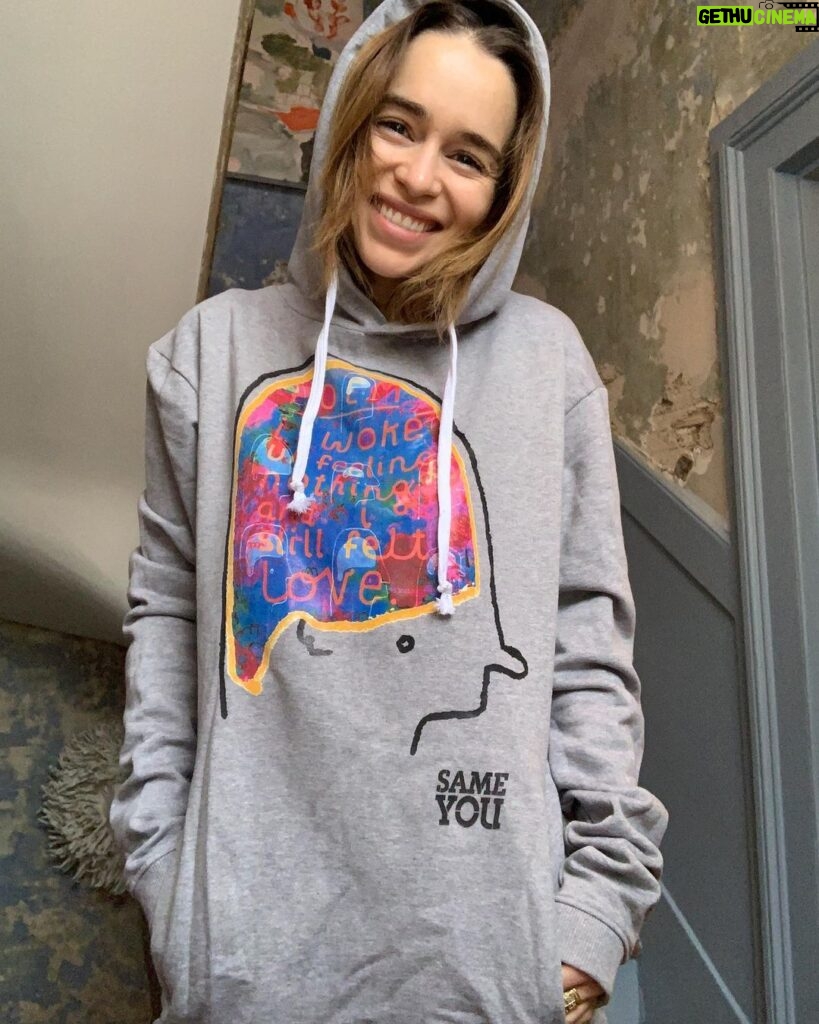 Emilia Clarke Instagram - Well, what a day to wake up with nothing and still feel love... These magnificent SUSTAINABLY MADE, baby soft, very flattering, good for cuddling, masterfully crafted hoodies, jumpers and t-shirts are on sale for my beloved charity @sameyouorg designed by the one the only @gommie_poem my life long homie, along with the equally brilliant and supremely talented @benchallen. My hero’s. I am so proud of what we are making, I am so proud of who we will help, and I am hell bent on making that happen, here’s to us all feeling better. I am also beginning today with an idea that these little babies will make for BANGING christmas gifts! Full to the brim of love. #thisiswhatbraininjurylookslike @sameyouorg @gommie_poem @benchallen #hope #🙏🏻 #❤️ Link in bio to buy one of these beauties ☃️❤️