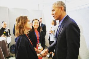Emilia Clarke Instagram - DROP. 
THE.
GODDAMN.
MIC. 🤯🤯🤯🤯
I met my hero. And yes, tears were present. (As were my terrible terrible jokes) 
@barackobama thank you for being alive. 
@dreamforce 
#myhero 
#Michelle...so....wannahang? 
#❤️ #🔥