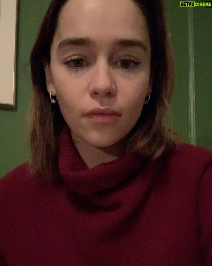 Emilia Clarke Instagram - ‘Nuff said. #registertovote #doit #yourvoicematters gov.uk/register-to-vote #💪🏻