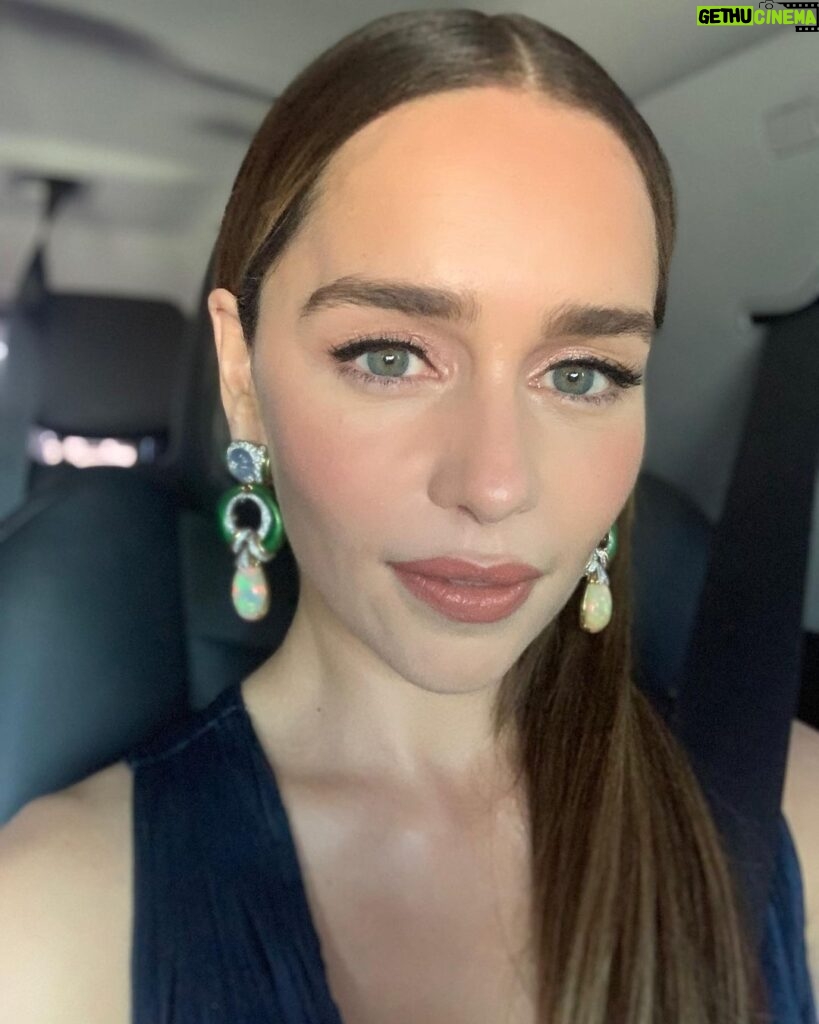 Emilia Clarke Instagram - @emmys2019 WE BE ROLLLLLIN! @jlo just as heads up you have inspired this years lewk. 💁‍♀️ I am one lucky lady to have the best glam squad ever invented... @jennychohair @jilliandempsey @petraflannery @jennahipp YOU HAVE LIT THIS CHICK ON FYRE! 🔥thank you thank you thank you! #motherofdragonstakesafinalgoodbye #mighthaveneededadragontogetmethereontime 🤢 #iplanonseeingtomorrowssunrise #🍾 #✌️ #😂 #❤️