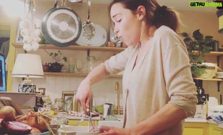 Emilia Clarke Instagram - Mid-“my batter looks like its thrown up on itself, how about yours?!” Chat... THIS is how I throw a cook-along party, (in Covid time that IS a thing I swear) full of mess and big arm gestures in lieu of actual cooking knowledge. Ted @gommie_poem and I were joined in my messy kitchen by 12 beautiful souls as we all made and ate...pancakes! 🥳 (a soufflé seemed a bridge too far) Quote of the meal “mine look like chicken fillets” (to be fair I found a recipe that didn’t need flour so things got a little... DENSE. 😋) This roaring good time we all had was a thank you for the incredible donations these wonders made towards @sameyouorg Covid Relief fund. We have created an online clinic for brain injury recovery which is growing into something truly magic. LIKE OUR PANCAKES! #newcookingshowanyone? #illbrushuponmywhiskingskills #👩‍🍳 #❤️ #👌