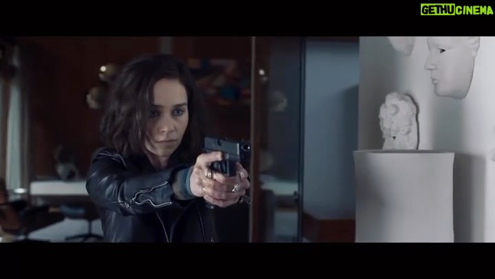 Emilia Clarke Instagram - Jeeeze Louise, Marvel let me into their world…Their world that includes SAMUEL L FREAKING JACKSON! OLIVIA COLEMAN! BEN MENDELSOHN! Can’t believe they let me and my star struckness near this much talent, I also can’t believe I managed to get words out without dissolving into a fangurl. But here we are, and I really think you’re gonna like it.. I sure do 😎❤️ x #godilovelookinglikeabadasswheninrealityimanythingbut #nomatterhowmanyleatherjacketsiownimstillpetrifiedofhurtingmystuntteam #im5ft2 #iainthurtinganyone 😂