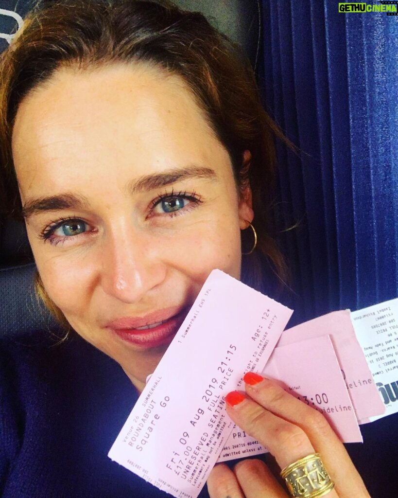 Emilia Clarke Instagram - @edfringe OH MY GAAAAAAD! Ok- I might’ve got stuck in a thunderstorm or two, I might’ve slept less than I have done at any point in my life I might’ve laughed and cried and all that’s in between at the talent I was witness too and so...get on a train and get to the festival! 🚨🚨🚨And here’s a list of the people you MUST go and see! 🖐Unknown @_rise_strong_ (❤️POWERFUL SURVIVOR QUEEN YOU HAVE MY WHOLE HEART❤️) (greenside at infirmary street) 🖐Square go @danportman (talent on legs as if we didn’t already know 🥰🥰🥰🥰) (Roundabout at summer hall) 🖐Diane Chorley @dianechorley (Will you adopt me?! Please? Profound love in abundance- YAS KWEEEN 💃) (assembly george studios) 🖐Who cares @lungtheatre (We must shine a light on those who’ve been in the dark for so long 💔🏆🙌👌🔥) 🖐 Cat Cohen @catccohen (JADORE you beautiful chic kitten❤️❤️❤️) pleasance courtyard 🖐 the canary and the crow @middlechildhull (🤩mind blowing and toe tapping BRILLIANCE) summer hall 🖐 john kearns (😂HYSTERICAL happy making heaven) monkey barrel 🖐 Roisin and Chiara @roisinandchiara (LADIES I SALUTE YOU AND THEM FUNNY FUNNY BONES!👑) the hive #❤️ #🙏🏻 #peaceout #offtosleepcrazyfringedreams