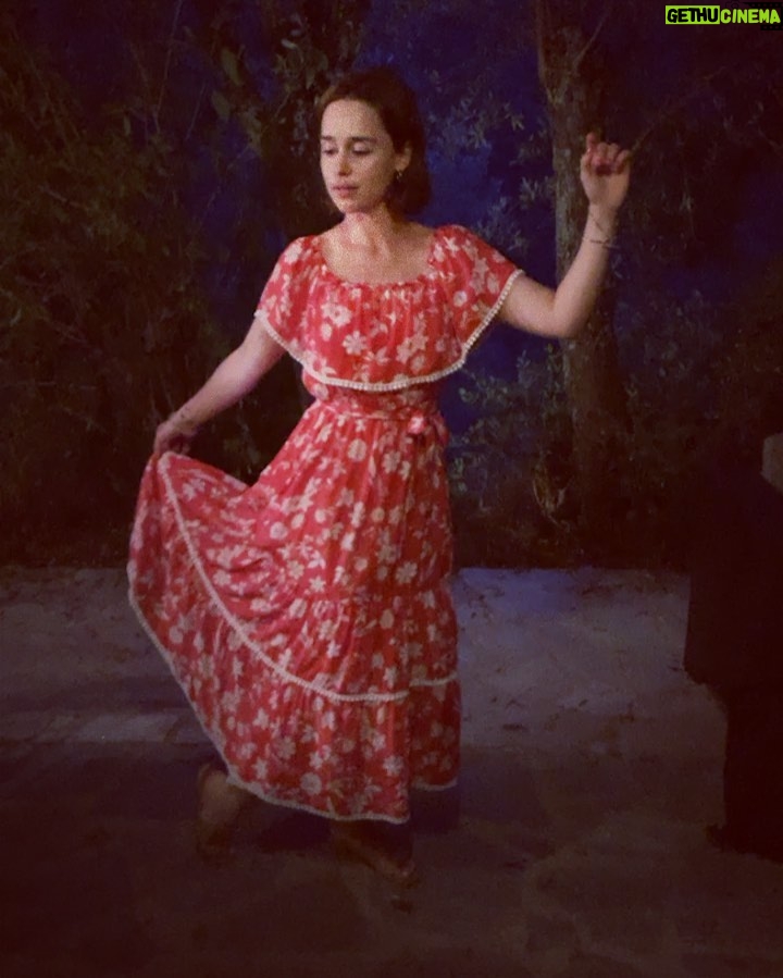 Emilia Clarke Instagram - 💃💃💃💃💃💃💃💃💃💃💃💃 It’s uncanny. Holidays sponsored by #🔥 #hopskippingmywaytothegoodtimes