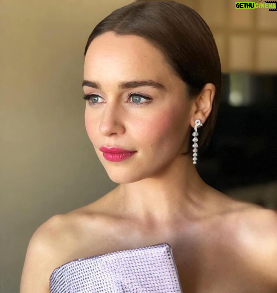 Emilia Clarke Instagram - I mean I really don’t know how many more times I can remind myself that last night happened...not only because the end seems rather erm... hazy now.. Safe to say we got LIT UP. Who knew the #oscars2019 could be so damn fun?! From my insane @balmain dress to my insanely magical @niwaka_collections bling to my perfect colour (NOT DONE BY ME OUT OF A BOX!) but by the fantabulous kind saw me on the last day of her holidays @nicolaclarkecolour to @jennychohair @jilliandempsey @jennahipp @petraflannery my sisters from other mistas thank you for making me sparkly and shine and get me to the damn party on time! #littyinthecity #brunetteshavemorefunandnowiveprovedit #🔥 #❤️ #💪🏻