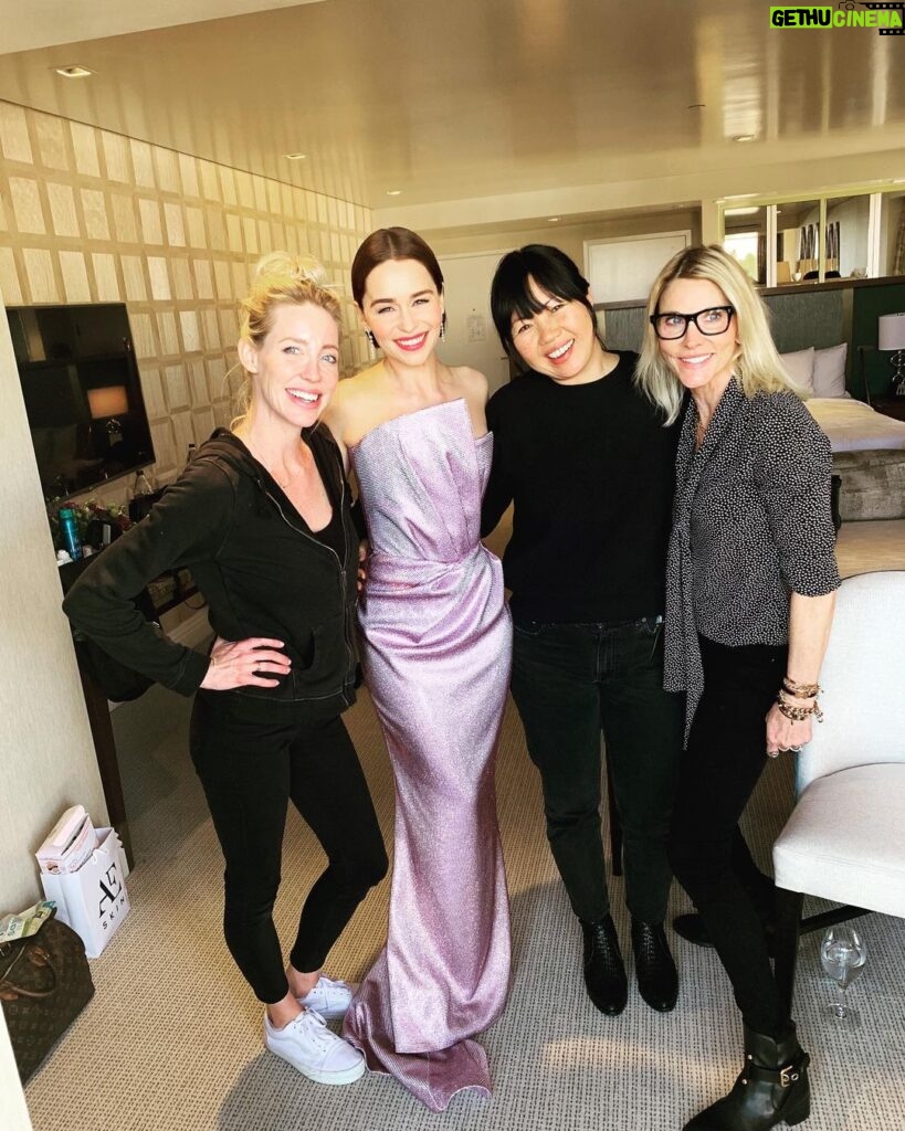 Emilia Clarke Instagram - My HEROS!!!!!!! These incredible human beans have turned me from “I can barely wake up” to a sparkly purple parmer violet preened to perfection. #❤️ #👯‍♀️👯‍♀️ #😍 #🎉 #oscars2019 #letsgetlit @petraflannery @jennahipp @jennychohair @jilliandempsey @dgbeauty