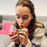 Emilia Clarke Instagram – When life (or a supporting artist) gives you dragons, you make them make kissy noises. 

#setlife 
#shesfullylosttheplot 
#mammaneedsaholiday!
#Drogon #Rhaegal #Viserion #🐉