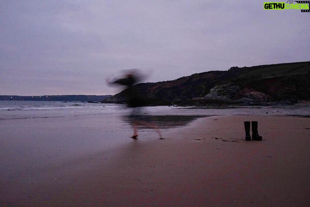 Emilia Clarke Instagram - Oh 2018 you went by in a flash and a blur. Dearest Instaworld I truly hope your 2019 is full of contentment, laughter and recycling. #happynewyearhappynewplanet #❤️ #ohhello2019 #instantlyregrettedtakingoffmybootsandgivingmyfeetpneumonia 📸 @charliemcdowell (well he is a director after all)