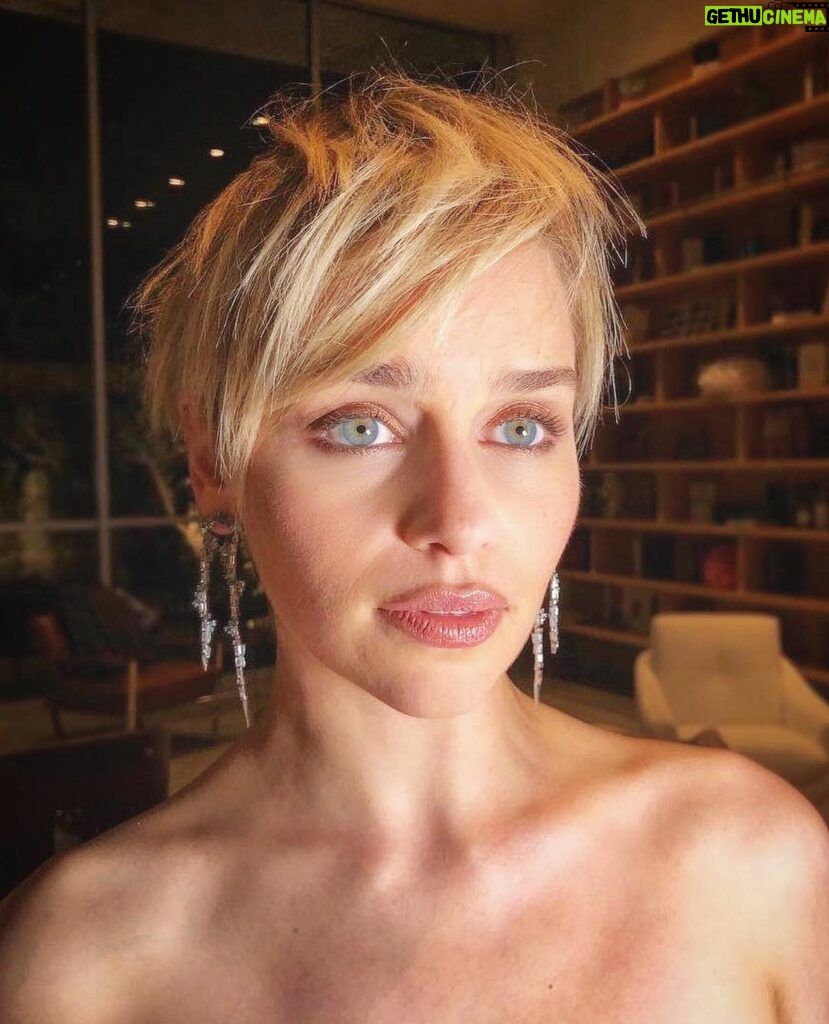 Emilia Clarke Instagram - In this photo I am sick as a dog - but the mad crazy insane skills of @jennychohair and @kateleemakeup make even me question just how high that fever was.... (FOR REALS I don’t look like this when ill EVER 😂) @baftala I’m so over the moon for the night that made my under the weather heart beat even faster holding onto one very heavy award. (Heavy with the love I got from my two favourite humans- D&D) @gameofthrones forever and ever and also now presiding over my downstairs loo. #😂 #lovemakesthefevergodown #myheros #❤️ #🔥 #modforlyfe
