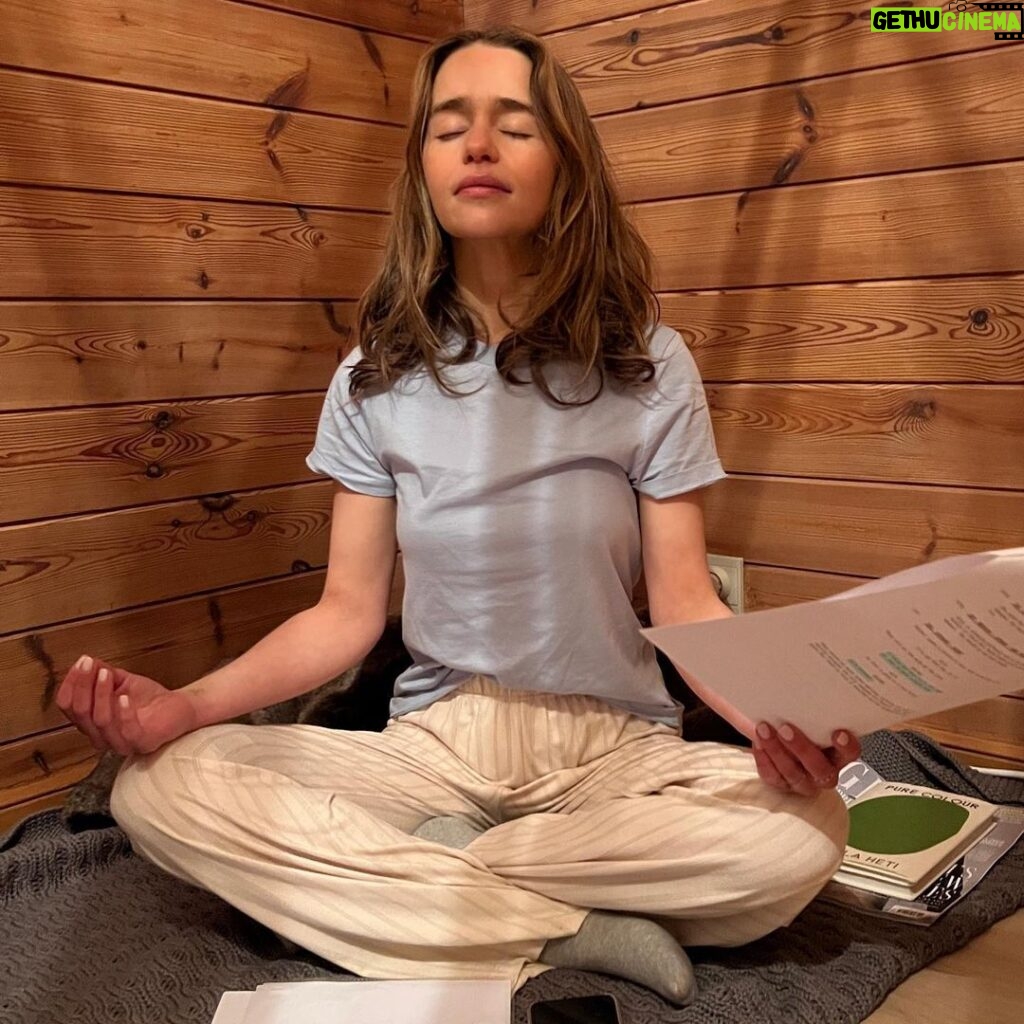 Emilia Clarke Instagram - Zen and the Art of On Set Maintenance… Filming? Stressful?!! Ah Phooey… #innercalmiseasywhenyourgreenroomisasauna #yesiminpjs #yesitismycostume #yesmyjobisreal #🧘‍♀ #🤷‍♀ #👼