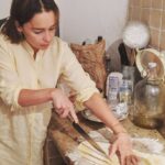Emilia Clarke Instagram – Yup. I made pasta. No machines, no masterchef, no rolling pin…And people here’s where I debunk the myth, you don’t need a “rolling pin”. 🤯 PAH! 
Only a willing bottle of vino. And 4 spare hours. Highly advised to consume on completion. #whymakepastainitaly? #bloodygoodquestionididntstoptoconsidertillmyarmsfelloffandidranktherollingpin 
#ciaobaby #nowigetthiswholeholidaything #🍝