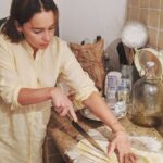 Emilia Clarke Instagram - Yup. I made pasta. No machines, no masterchef, no rolling pin...And people here’s where I debunk the myth, you don’t need a “rolling pin”. 🤯 PAH! Only a willing bottle of vino. And 4 spare hours. Highly advised to consume on completion. #whymakepastainitaly? #bloodygoodquestionididntstoptoconsidertillmyarmsfelloffandidranktherollingpin #ciaobaby #nowigetthiswholeholidaything #🍝