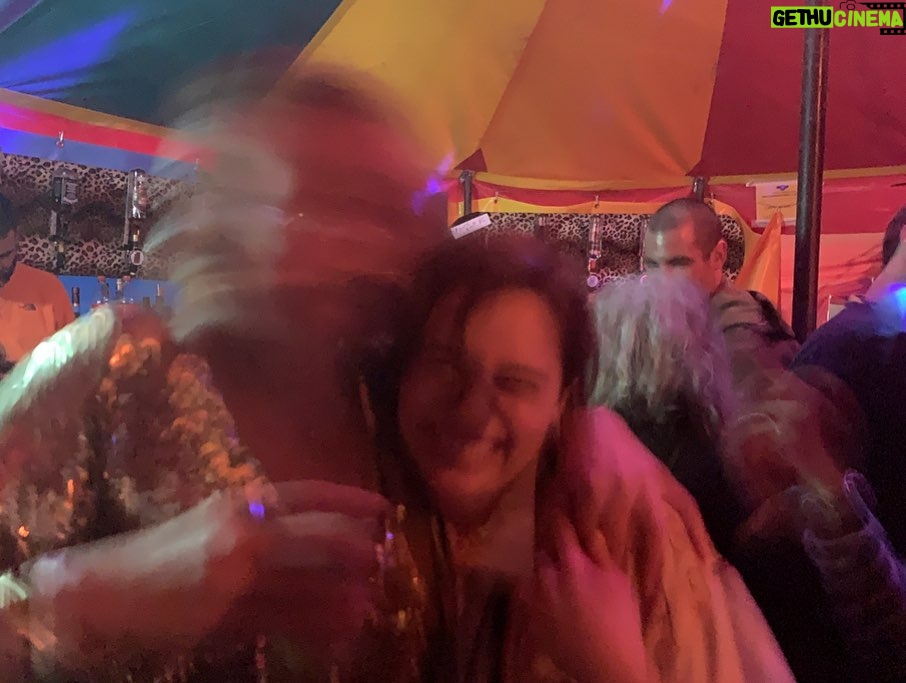 Emilia Clarke Instagram - From full focus to a blur still the best weekend of my entire life. #glastonbury2019 you bring me up to my happiest self. For anyone finding today hard, get that music in your earphones blaring and dance like no ones watching... @littlesimz @lizzobeeating @stormzy @mikeskinnerltd to suggest a few options.. #🤘 #🙌 #❤️ #aweekendoffriendshipfixeseverydamnthing