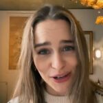 Emilia Clarke Instagram – #ad #cliniqueambassador 
🥳BLACK HONEY LIPSTICK IS BACK IN STOCK PEEEOOOPPLLEE!!!! 

Hurry over to get your mitts on one now while they’re still here!! 
@clinique #cliniqueblackhoney #blackhoney
