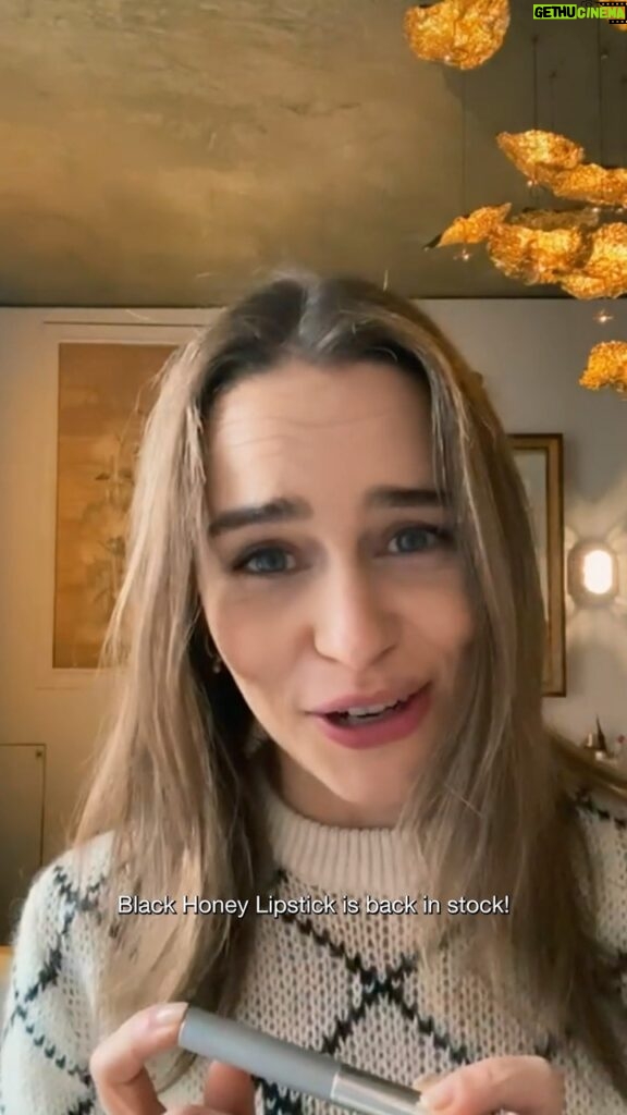 Emilia Clarke Instagram - #ad #cliniqueambassador 🥳BLACK HONEY LIPSTICK IS BACK IN STOCK PEEEOOOPPLLEE!!!! Hurry over to get your mitts on one now while they’re still here!! @clinique #cliniqueblackhoney #blackhoney