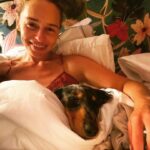 Emilia Clarke Instagram – For the first time in my life I am the big spoon.
#thankgodhedoesntpisswherehesleeps #😂 #😍