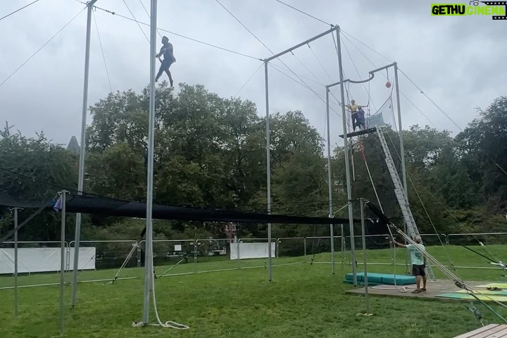 Emilia Clarke Instagram - When on strike? Trapeze. From a back flip to a face plant, its the journey that counts 😂😇 #yocirquedusoleilwheredoisign #fyithatsgamefacenotfearformyface