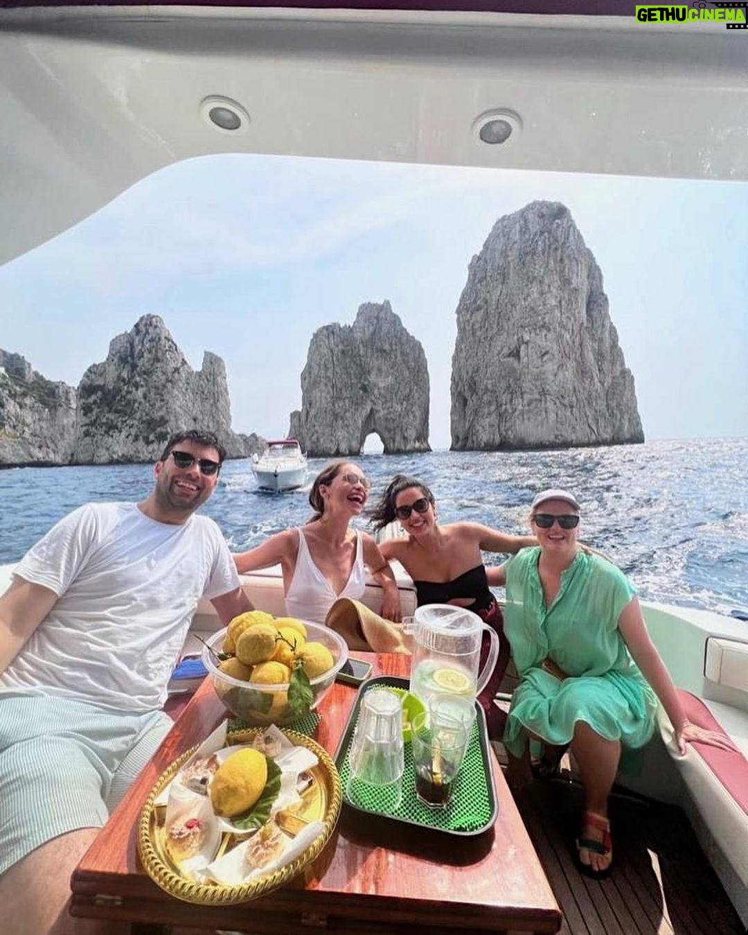 Emilia Clarke - 2.4 Million Likes - 😎MAMMA MIA! ITALIA!!
You will always have my heart, my summer, and my sea legs.. get the people you love, stick them on a boat and then by a pool, add Italian food and one too many bottles of prosecco and hey presto! You have peak relaxation.
For full effects repeat once a year.
#apparentlyiwasapirateinanotherlife
#inowunderstandthetruebeautyofnaps
#letsseehowmanyhoursmyrelaxationlastsinlondon…I’m