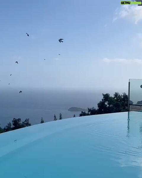 Emilia Clarke - 2.4 Million Likes - 😎MAMMA MIA! ITALIA!!
You will always have my heart, my summer, and my sea legs.. get the people you love, stick them on a boat and then by a pool, add Italian food and one too many bottles of prosecco and hey presto! You have peak relaxation.
For full effects repeat once a year.
#apparentlyiwasapirateinanotherlife
#inowunderstandthetruebeautyofnaps
#letsseehowmanyhoursmyrelaxationlastsinlondon…I’m