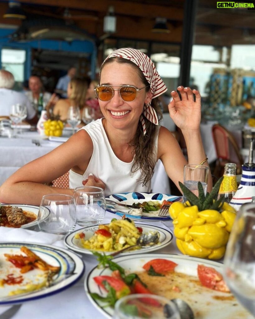 Emilia Clarke Instagram - 😎MAMMA MIA! ITALIA!! You will always have my heart, my summer, and my sea legs.. get the people you love, stick them on a boat and then by a pool, add Italian food and one too many bottles of prosecco and hey presto! You have peak relaxation. For full effects repeat once a year. #apparentlyiwasapirateinanotherlife #inowunderstandthetruebeautyofnaps #letsseehowmanyhoursmyrelaxationlastsinlondon…I’m