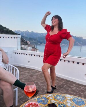 Emilia Clarke Instagram - 😎MAMMA MIA! ITALIA!! 
You will always have my heart, my summer, and my sea legs.. get the people you love, stick them on a boat and then by a pool, add Italian food and one too many bottles of prosecco and hey presto! You have peak relaxation. 

For full effects repeat once a year.
#apparentlyiwasapirateinanotherlife 
#inowunderstandthetruebeautyofnaps 
#letsseehowmanyhoursmyrelaxationlastsinlondon…I’m
