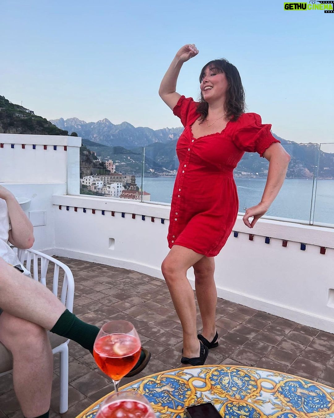 Emilia Clarke - 2.4 Million Likes - 😎MAMMA MIA! ITALIA!!
You will always have my heart, my summer, and my sea legs.. get the people you love, stick them on a boat and then by a pool, add Italian food and one too many bottles of prosecco and hey presto! You have peak relaxation.
For full effects repeat once a year.
#apparentlyiwasapirateinanotherlife
#inowunderstandthetruebeautyofnaps
#letsseehowmanyhoursmyrelaxationlastsinlondon…I’m