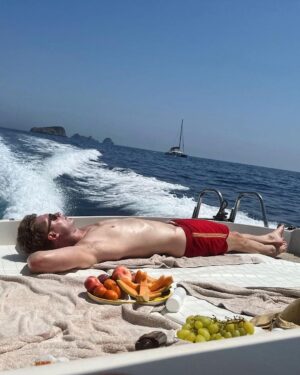 Emilia Clarke Instagram - 😎MAMMA MIA! ITALIA!! 
You will always have my heart, my summer, and my sea legs.. get the people you love, stick them on a boat and then by a pool, add Italian food and one too many bottles of prosecco and hey presto! You have peak relaxation. 

For full effects repeat once a year.
#apparentlyiwasapirateinanotherlife 
#inowunderstandthetruebeautyofnaps 
#letsseehowmanyhoursmyrelaxationlastsinlondon…I’m