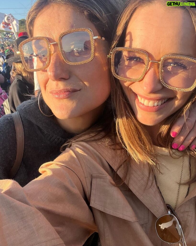 Emilia Clarke Instagram - 🚨!!!GLASTONBURRRRRRYYYYY!!!🚨 You don’t walk you dance, you discover the healing powers of tequila and realise that 3 hours sleep is all anyone needs to get up and continue raving, aka where bad decisions turn into the best decisions you’ve ever made all while watching acts do the best gigs of their life… #glastonbury2023 thank you for giving this gal her groove (and youth) back whilst simultaneously stealing her vocal chords 🤩🙌👏 #inowdontspeakisqueak #myliamgallaghertributebandlookismynewhotgirlsummer #ohitsgreatwhenyoufindyoursoulmateisagoat #🐐