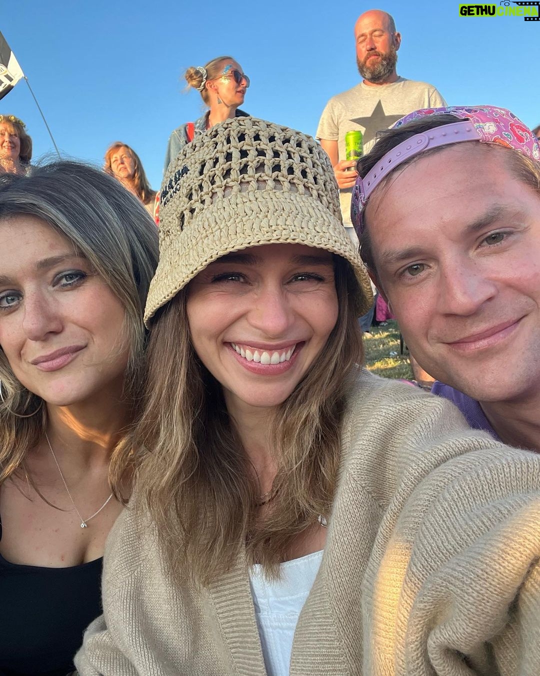 Emilia Clarke Instagram - 🚨!!!GLASTONBURRRRRRYYYYY!!!🚨 You don’t walk you dance, you discover the healing powers of tequila and realise that 3 hours sleep is all anyone needs to get up and continue raving, aka where bad decisions turn into the best decisions you’ve ever made all while watching acts do the best gigs of their life… #glastonbury2023 thank you for giving this gal her groove (and youth) back whilst simultaneously stealing her vocal chords 🤩🙌👏 #inowdontspeakisqueak #myliamgallaghertributebandlookismynewhotgirlsummer #ohitsgreatwhenyoufindyoursoulmateisagoat #🐐