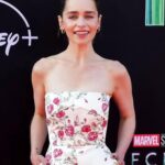 Emilia Clarke Instagram - It’s all coming up roses over here… not only does Secret Invasion get released to the world in a few days time but I also get to have my ultimate dream team making me feel like a QUEEN on the red carpet! Thank you thank you thank you my beauties @petraflannery @kateleemakeup @jennychohair @mararoszak #thesecretsoutthebagnow #allhailSLJ #secretinvasion