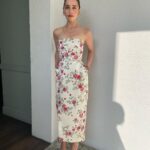 Emilia Clarke Instagram - It’s all coming up roses over here… not only does Secret Invasion get released to the world in a few days time but I also get to have my ultimate dream team making me feel like a QUEEN on the red carpet! Thank you thank you thank you my beauties @petraflannery @kateleemakeup @jennychohair @mararoszak #thesecretsoutthebagnow #allhailSLJ #secretinvasion