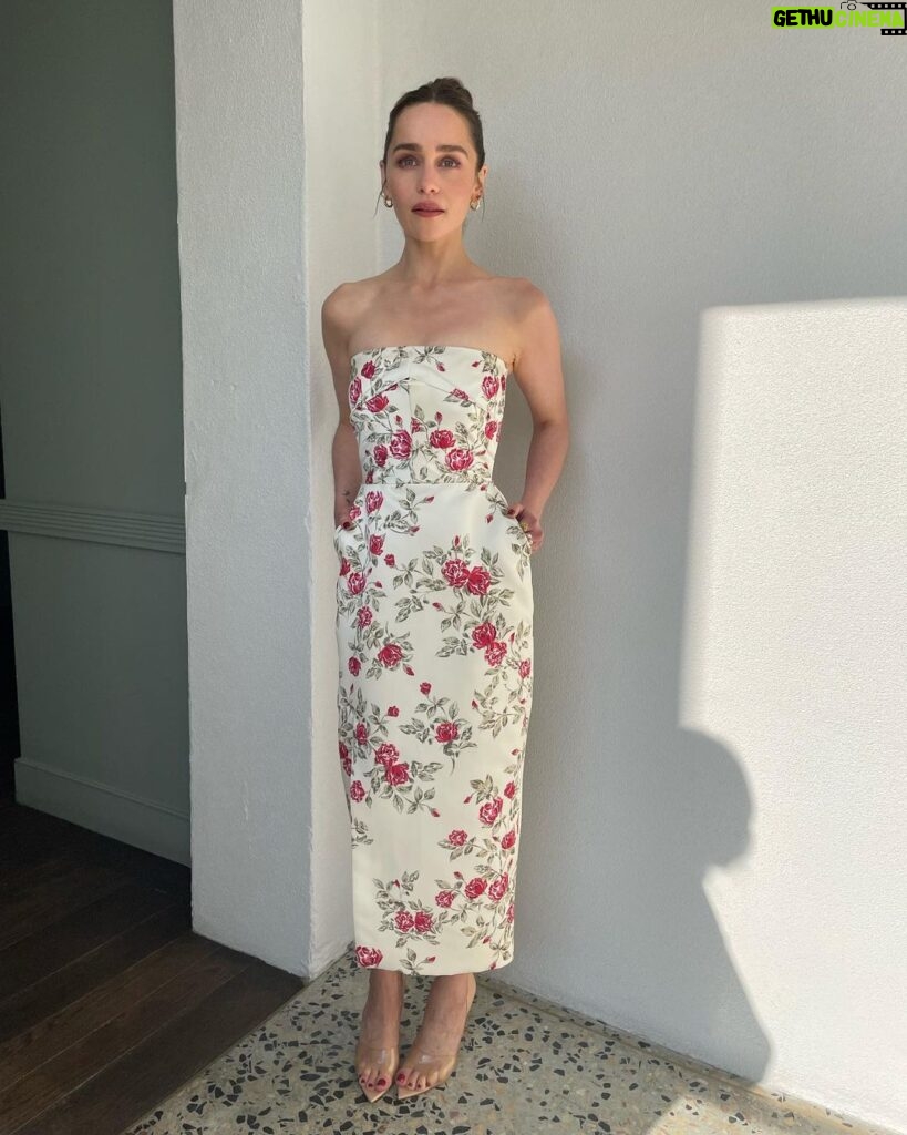 Emilia Clarke Instagram - It’s all coming up roses over here… not only does Secret Invasion get released to the world in a few days time but I also get to have my ultimate dream team making me feel like a QUEEN on the red carpet! Thank you thank you thank you my beauties @petraflannery @kateleemakeup @jennychohair @mararoszak #thesecretsoutthebagnow #allhailSLJ #secretinvasion
