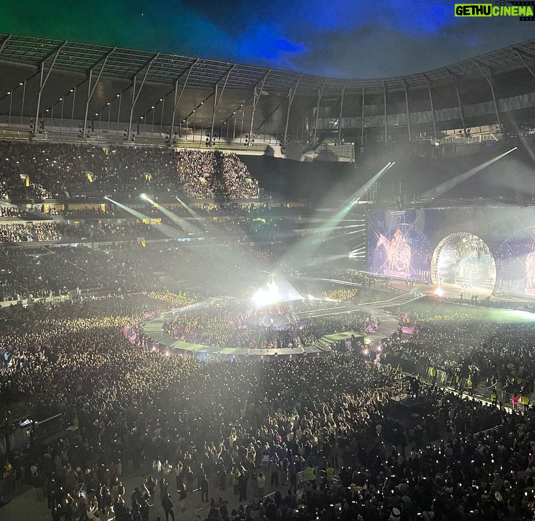 Emilia Clarke Instagram - The single greatest night of my life occurred yesterday. THE QUEEN @beyonce CAME TO SLAY!!! She brought us to tears, she brought us dancing ‘till our feet bled and my God did she remind us why life is worth every second of living. We bow down to your glory & the most spectacular awe inspiring show I have ever witnessed! MIND. BLOWN. THANK YOU! Thank you @tottenhamhotspurstadium and @hallsandhalls for organising! What a night! (I’m now going back to bed) 😂🙌🤩🐝 🤯 #beyonceforpresident #skankinglikenooneswatching #beyoncemakesyouthinkyourwhitegirltwostepainttoshabby