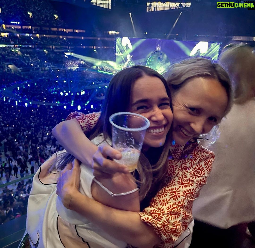 Emilia Clarke Instagram - The single greatest night of my life occurred yesterday. THE QUEEN @beyonce CAME TO SLAY!!! She brought us to tears, she brought us dancing ‘till our feet bled and my God did she remind us why life is worth every second of living. We bow down to your glory & the most spectacular awe inspiring show I have ever witnessed! MIND. BLOWN. THANK YOU! Thank you @tottenhamhotspurstadium and @hallsandhalls for organising! What a night! (I’m now going back to bed) 😂🙌🤩🐝 🤯 #beyonceforpresident #skankinglikenooneswatching #beyoncemakesyouthinkyourwhitegirltwostepainttoshabby