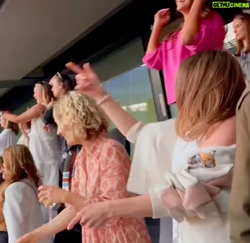 Emilia Clarke Instagram - The single greatest night of my life occurred yesterday. THE QUEEN @beyonce CAME TO SLAY!!! She brought us to tears, she brought us dancing ‘till our feet bled and my God did she remind us why life is worth every second of living. We bow down to your glory & the most spectacular awe inspiring show I have ever witnessed! MIND. BLOWN. THANK YOU! Thank you @tottenhamhotspurstadium and @hallsandhalls for organising! What a night! (I’m now going back to bed) 😂🙌🤩🐝 🤯 #beyonceforpresident #skankinglikenooneswatching #beyoncemakesyouthinkyourwhitegirltwostepainttoshabby