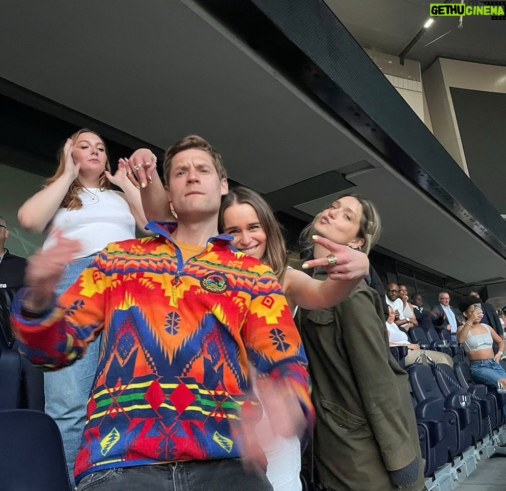 Emilia Clarke Instagram - The single greatest night of my life occurred yesterday. THE QUEEN @beyonce CAME TO SLAY!!! She brought us to tears, she brought us dancing ‘till our feet bled and my God did she remind us why life is worth every second of living. We bow down to your glory & the most spectacular awe inspiring show I have ever witnessed! MIND. BLOWN. THANK YOU! Thank you @tottenhamhotspurstadium and @hallsandhalls for organising! What a night! (I’m now going back to bed) 😂🙌🤩🐝 🤯 #beyonceforpresident #skankinglikenooneswatching #beyoncemakesyouthinkyourwhitegirltwostepainttoshabby