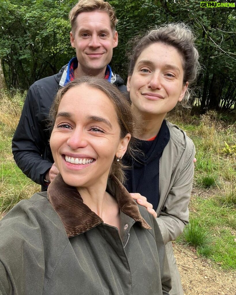 Emilia Clarke Instagram - Wax jacket? Check. Hardy boots? Check. 3 hours in the country and she’s a local. #isthatamarroworareyoujustpleasedtoseeme #butseriouslythowhatinthegodsnamedoyoudowiththat? The Newt in Somerset