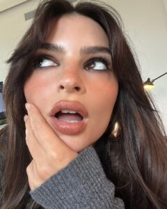 Emily Ratajkowski Instagram - work from bed