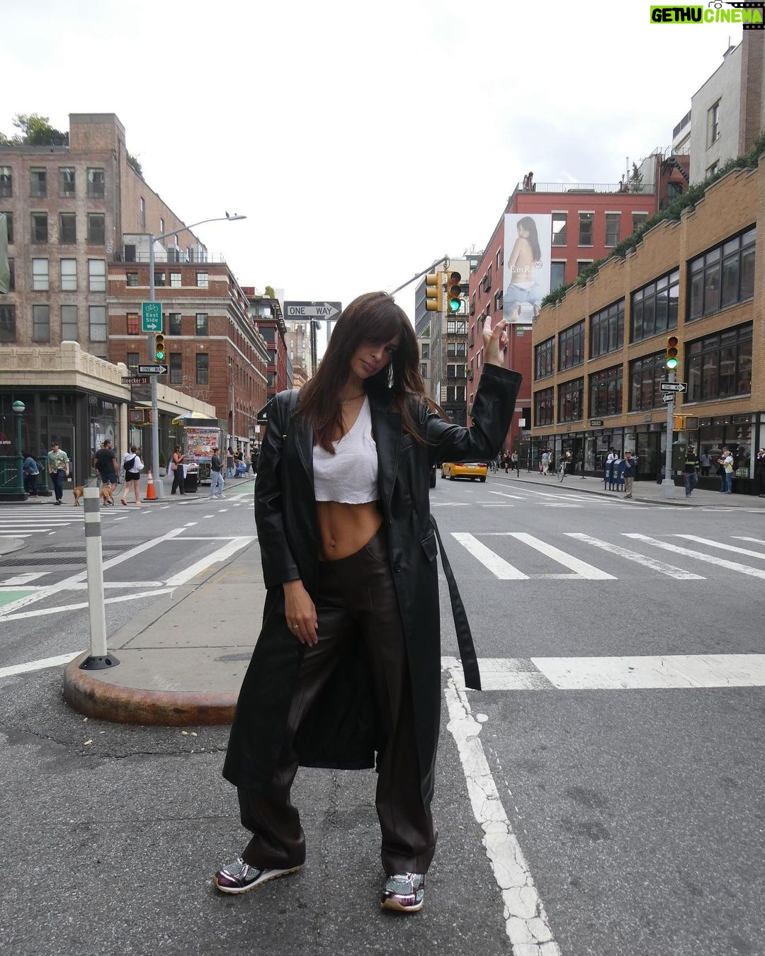 Emily Ratajkowski Instagram - for all my nyc exes (last slide) thank you @agjeans #EmrataxAG