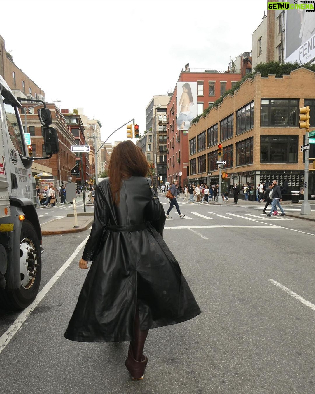 Emily Ratajkowski Instagram - for all my nyc exes (last slide) thank you @agjeans #EmrataxAG