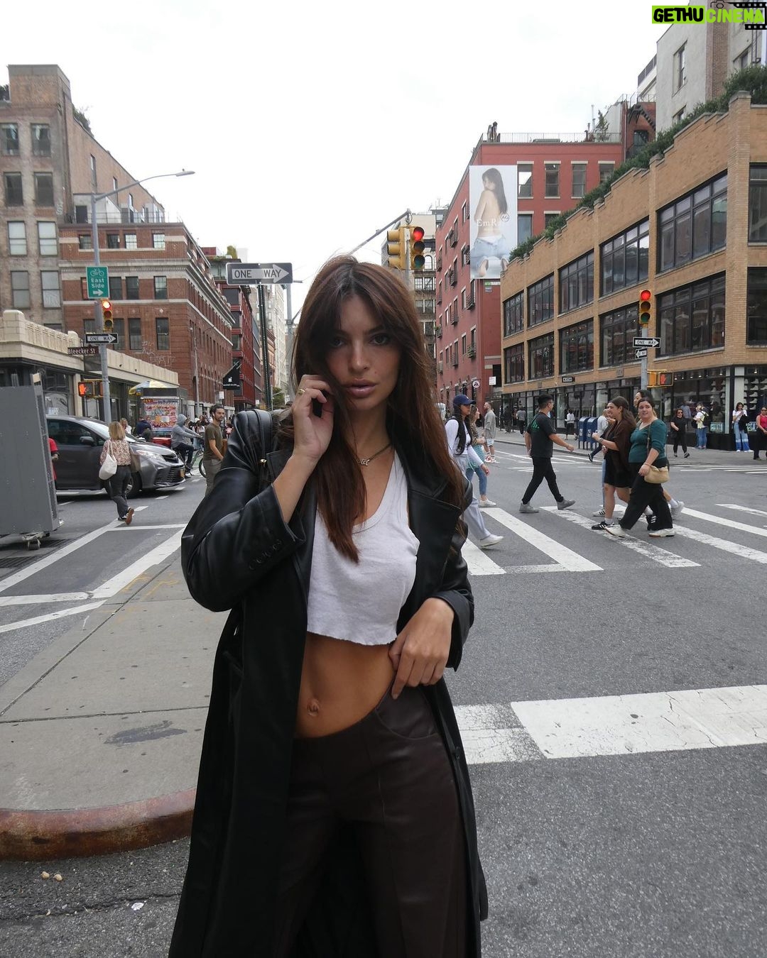Emily Ratajkowski Instagram - for all my nyc exes (last slide) thank you @agjeans #EmrataxAG